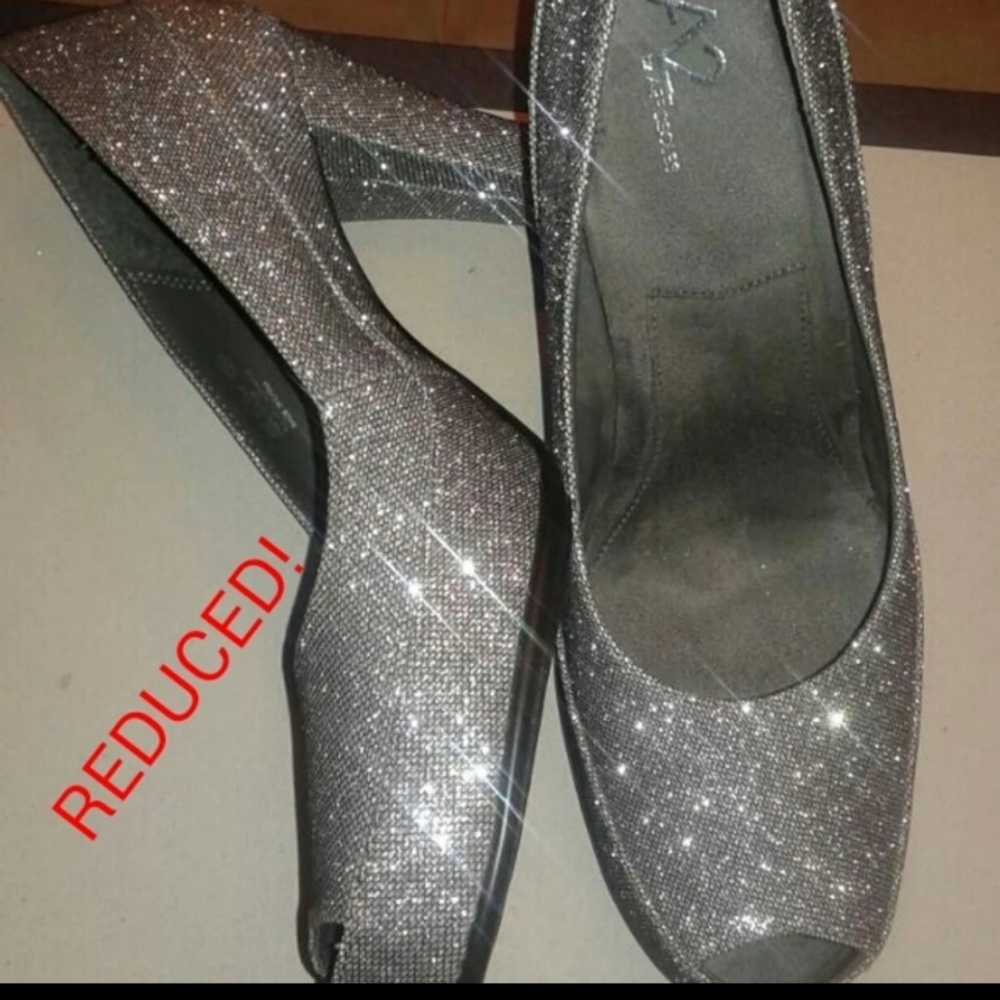 Like New Silver Aerosols Heels